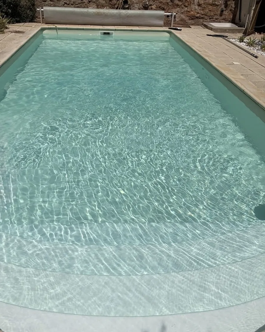 Après : la même piscine avec une eau claire et turquoise