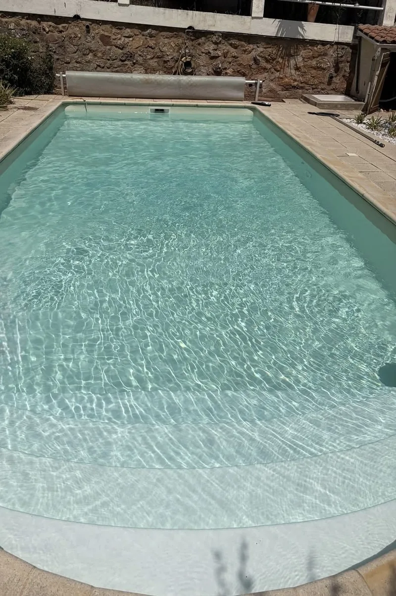 Piscine à l'eau transparente après un rattrapage d'eau verte